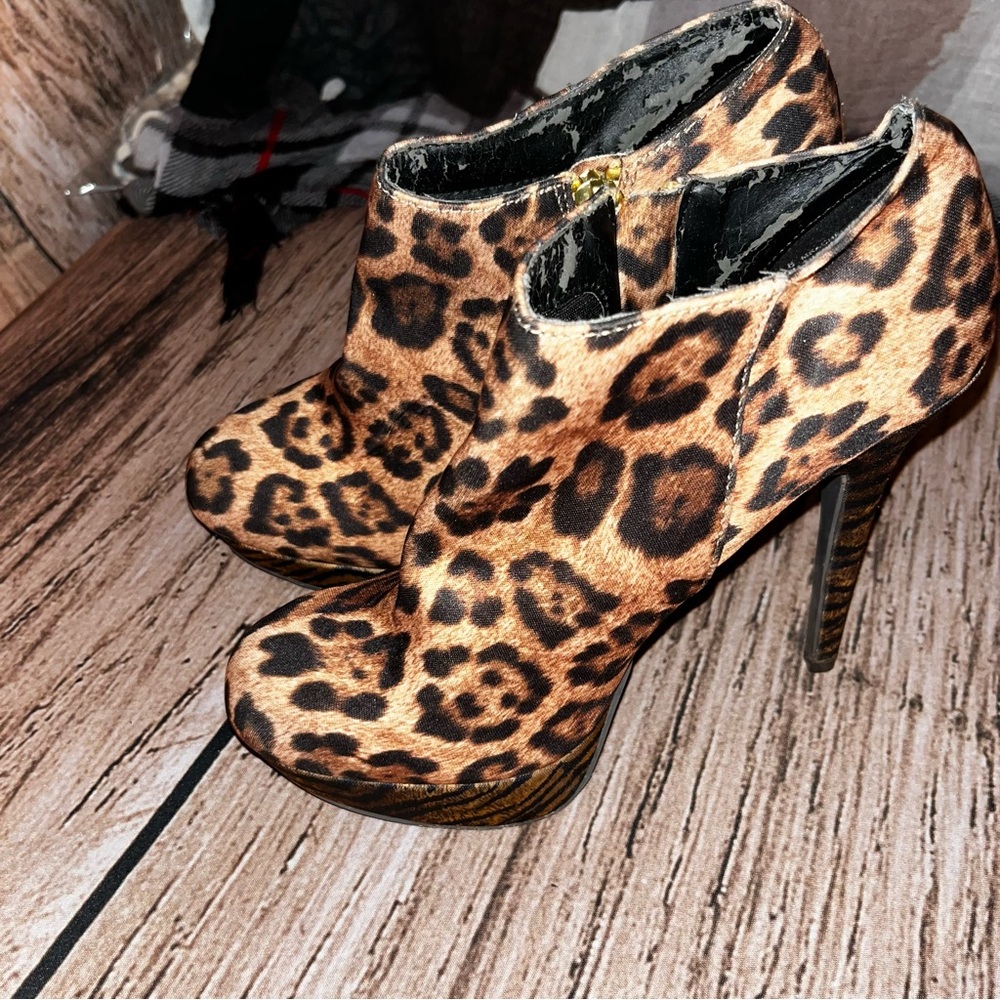 Material Girl High heel platform,leopard print  ankle boots. Zipper broke